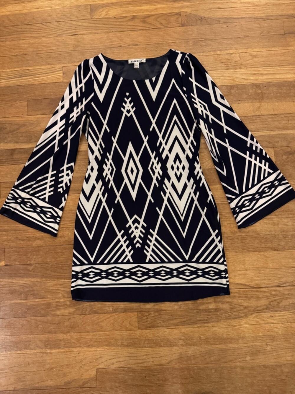 Nicola Women's Navy White Geometric Mini Shift Dress - Size M
b33